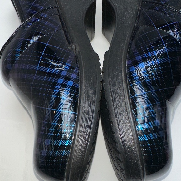 Savvy Women's Black and Blue Slip-resistant clogs sz 6 EUC - Picture 9 of 9